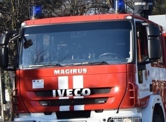 Пожарникари гасиха огън в Банско. Снимка: Архив