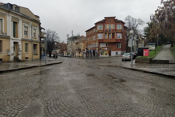 В 10,30 часа площадът около Гроздовия пазар в Пловдив е пуст.