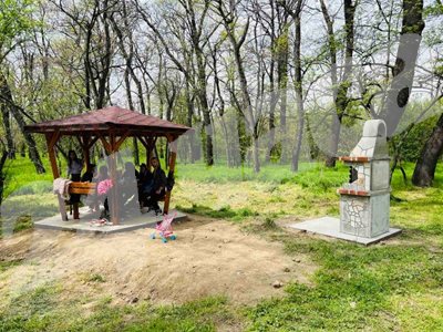 Барбекютата в парк “Лаута” са с беседки и там през топлите месеци непрекъснато се събират пловдивчани на семейни тържества. 
