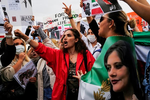 Протестиращи викат в Истанбул по време на демонстрация след смъртта на Махса Амини в Иран. СНИМКА: РОЙТЕРС