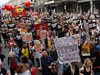 Хиляди протестираха в Лондон срещу мерките за драстични икономии на Мей