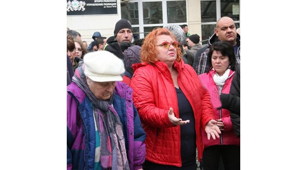 Нели Хаджиева и съседи на д-р Димитров са категорични, че всеки ден ще протестират. Снимки: Евгени Цветков