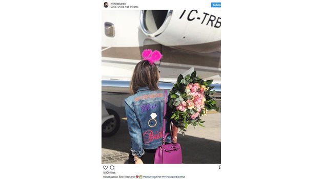 ПРЕДИ КАТАСТРОФАТА: Бъдещата булка позира на фона на фаталния самолет с дънково яке с надпис "Г-жа Младоженката" и цветя от младоженеца.