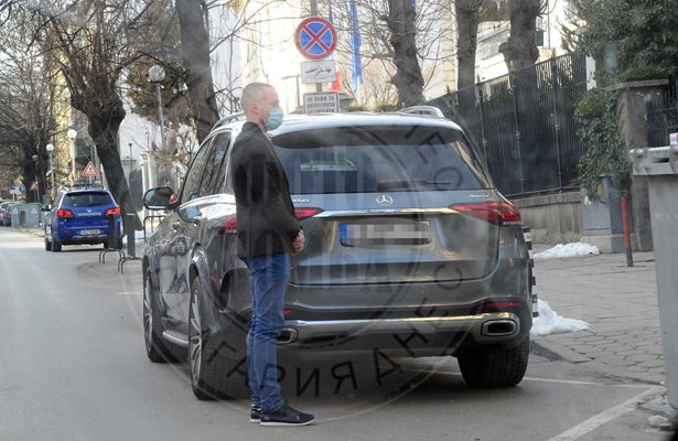 Шофьор чака Лили пред дома й