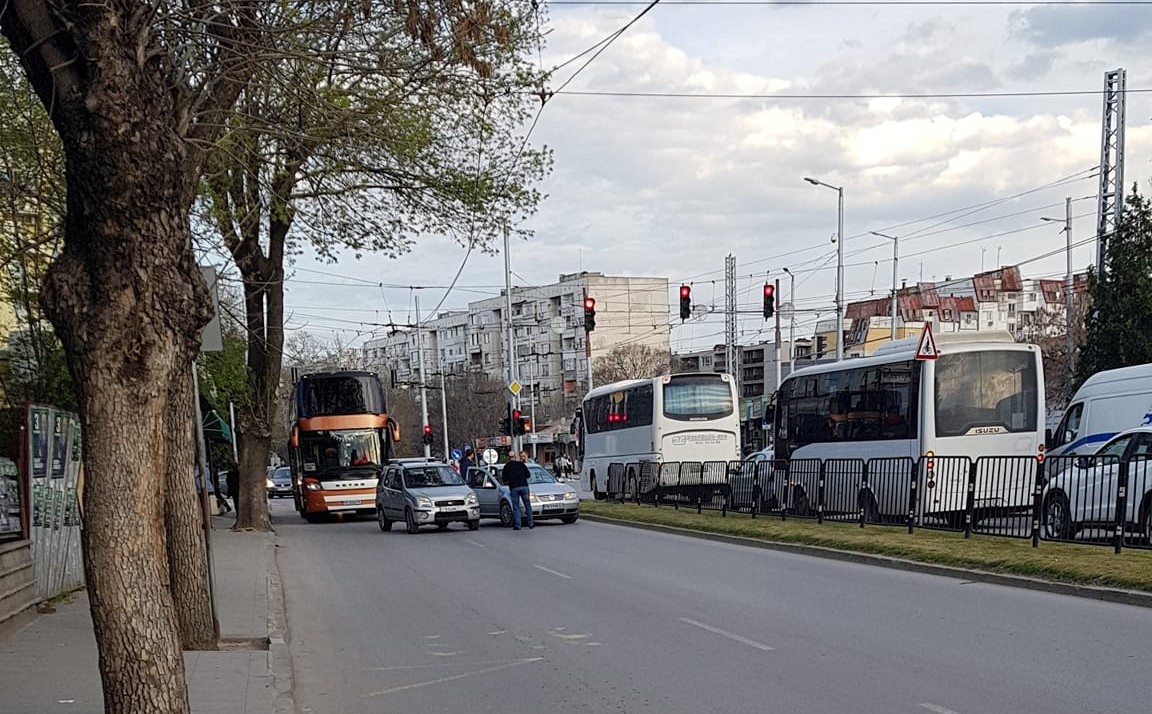 Шофьори се карат на кръстовище в Пловдив, направиха адско задръстване (Снимки)