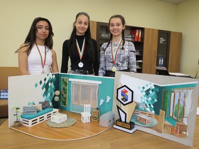 Анелия, Елица и Ивона-Сияна с макета и 3D визуализацията на проекта си