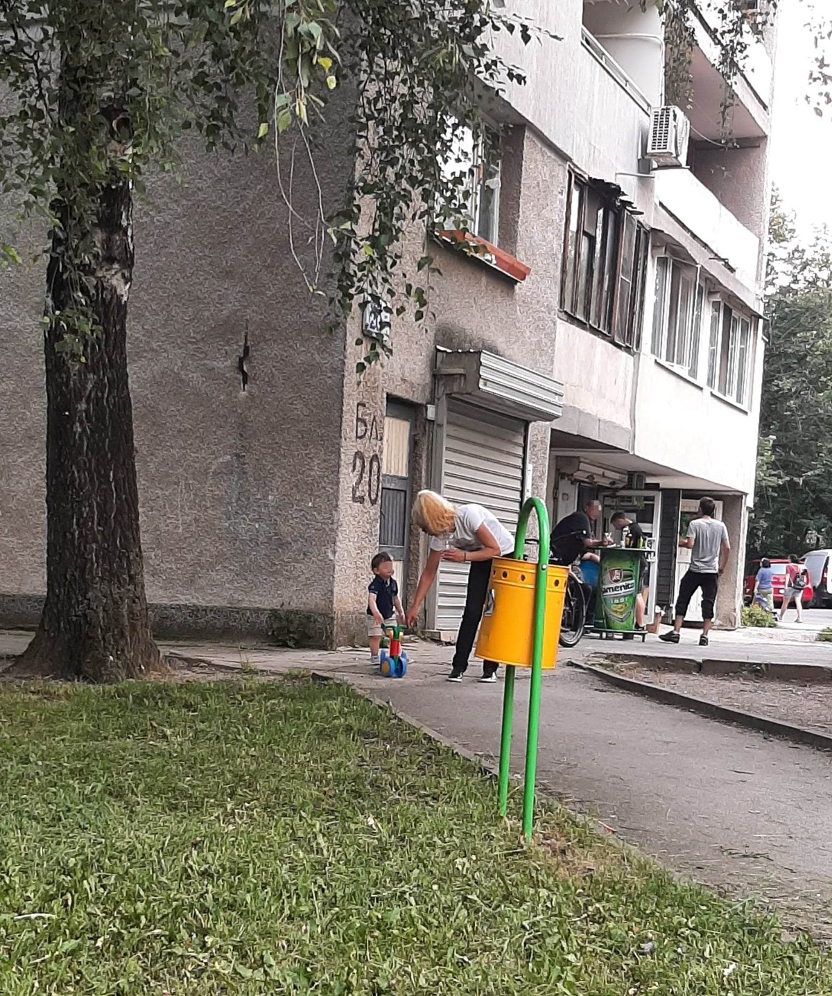Десислава Иванчева е уловена от папараците да разхожда детето пред дома си
