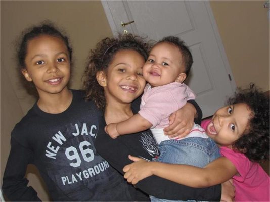 Четирите деца на Торес - Шон, Джойс, Амая и Дженифър (от ляво на дясно), позират за снимка.