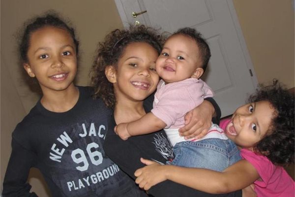 Четирите деца на Торес - Шон, Джойс, Амая и Дженифър (от ляво на дясно), позират за снимка.