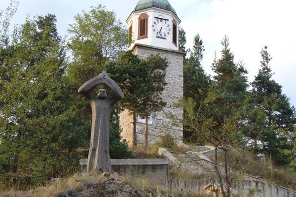 Часовниковият механизъм на кулата в Смилян е подарък от бившия министър-председател Андрей Ляпчев.