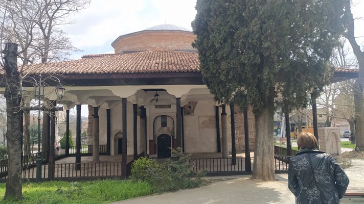 Посетителка от Пловдив, дошла да разгледа в неделния ден паметника, също остана разочарована.