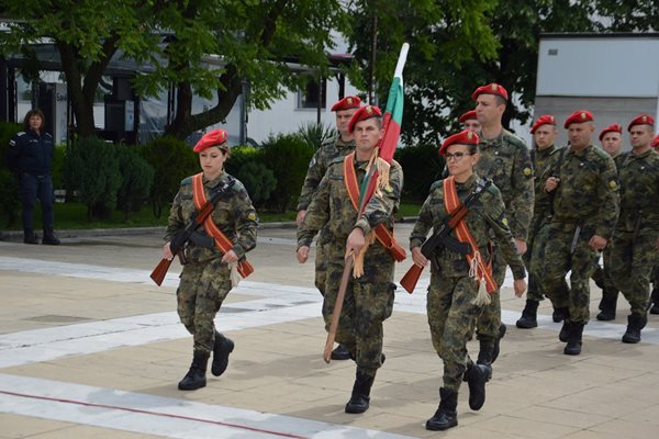 С шествие по главната пешеходна улица и полагане на цветя пред паметника на Гоце Делчев благоевградската общественост се поклони пред паметта и делото на великия български революционер.