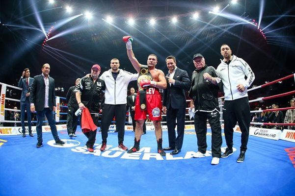 Кобрата защитава интерконтиненталната титла на WBA пред българска публика. Вдясно от него е мениджърът Кале Зауерланд, с когото явно не гледат в една посока.