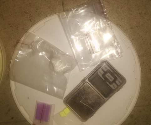 При акцията на ГДБОП са иззети телефони и малко количество дрога.