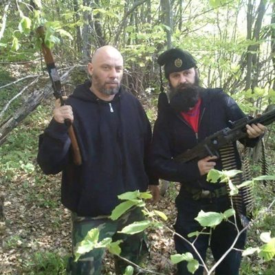 Братислав Живкович и Живко Иванов позират с оръжие при посещение в Косово