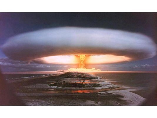 Термоядрена експлозия издига гъба от пушек с диаметър 100 км на 67 км височина.