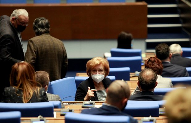 Председателят на бюджетната комисия в парламента Менда Стоянова в новата пленарна зала.

