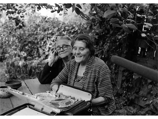 Райна Кацарова, на която е посветена книгата на Кейниг, седи с майка си в градината им в София.