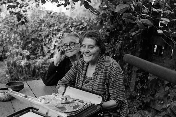 Райна Кацарова, на която е посветена книгата на Кейниг, седи с майка си в градината им в София.