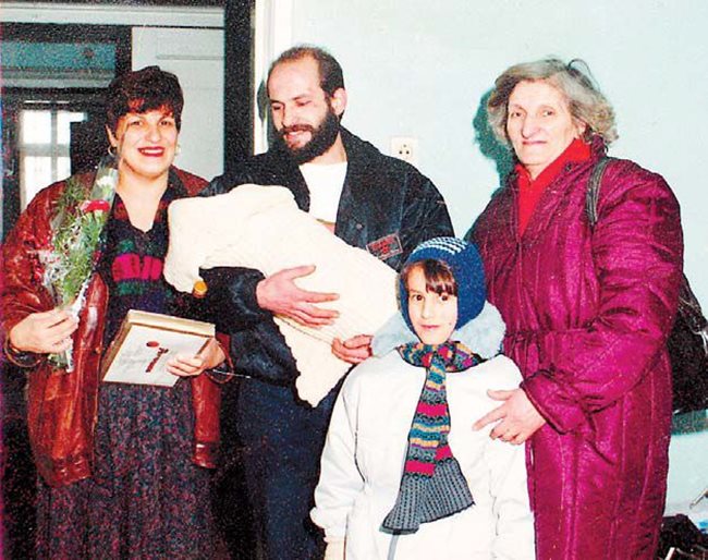 Майката на <strong class='keys'>Любомир Яков</strong> - Стефка напуска болницата на 19 януари 1995 г. след раждането на Любомир-младши. До нeя с бeбeто e Любомир-старши, а до тях Дамян - детето й от предишна връзка, и тъщата Денка.