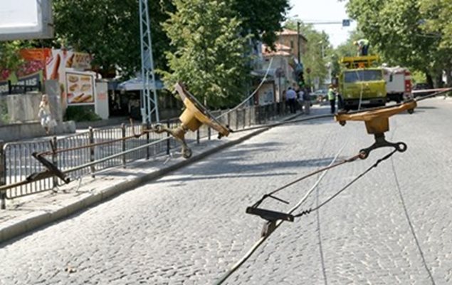 На няколко пъти в Пловдив падат тролейбусни жици.