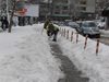 Общината в Шумен се разлюти от критиките и почна голямото чистене на снега по пешеходните алеи