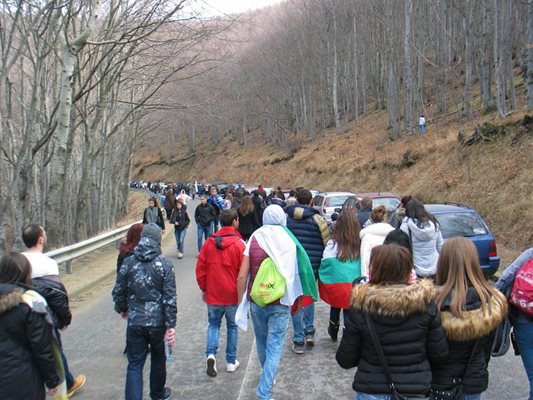 По традиция на 3 март хиляди се качват на връх Шипка. Автомобилите остават паркирани вдясно на пътното платно.