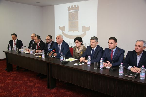 Кметът Здравко Димитров отчете своите 100 дни заедно със заместниците си. Снимки: Евгени Цветков