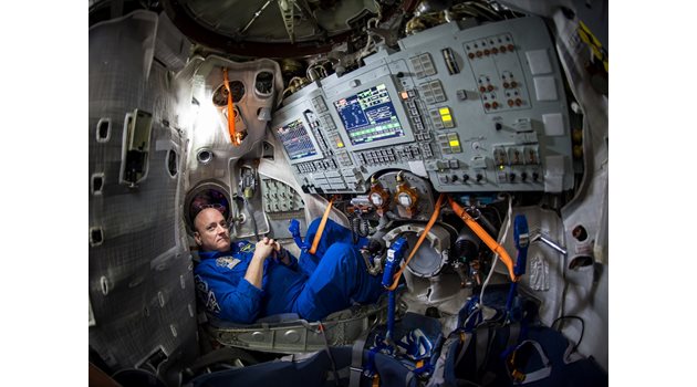 Скот Кели на борда на Междуародната космическа станция.