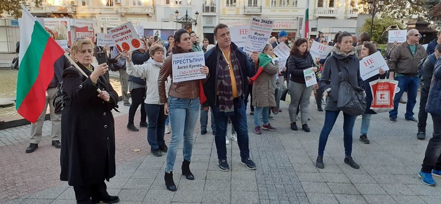 Адвокат Елена Гунчева (с националния флаг) е кандидат за вицепрезидент на извънпарламентарна политическа сила

Снимки Авторът