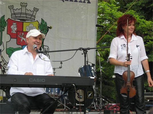 Валди Тотев и приятелката му Дими Димитрова свирят благотворително на концерт в столицата в памет на Георги Минчев.