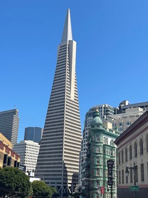 Небостъргачът във вид на пирамида "Трансамерика" е най-високото здание в Сан Франциско.