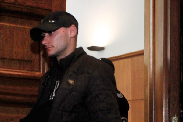 Мирослав Якимов отрече да е казвал на приятелката си Симона, че Семерджиев е карал джипа. СНИМКИ: ВЕЛИСЛАВ НИКОЛОВ