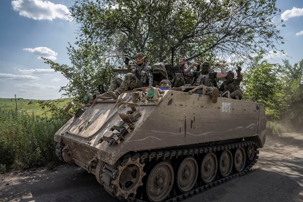 Украински военнослужещи близо до фронтовата линия град Бахмут, Донецка област
СНИМКА: Ройтерс