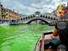 Eкоактивисти боядисаха в зелено Канале гранде във Венеция
