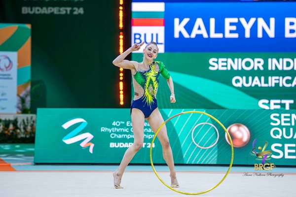 Боряна Калейн играе и се забавлява с обръч на 40-ото европейско първенство по художествена гимнастика. СНИМКИ: АННА НЕДКОВА, БФХГ