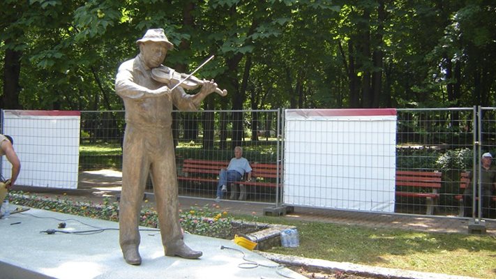 Повече от месец паметникът на Тодор Колев в Шумен вече е факт