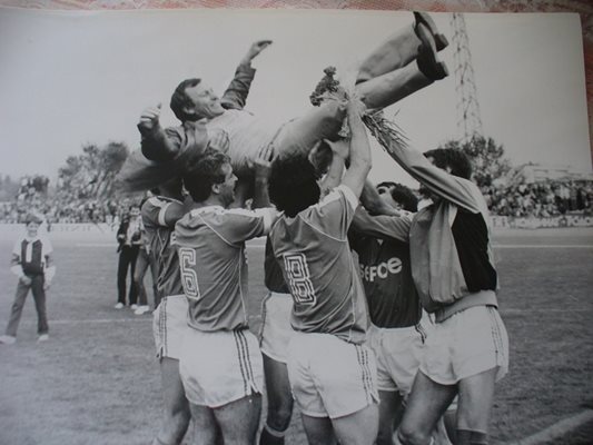 Април 1986 година - футболистите на "Берое" подхвърлят във въздуха от радост треньора си Евгени Янчовски - шампионската титла вече е в Стара Загора.