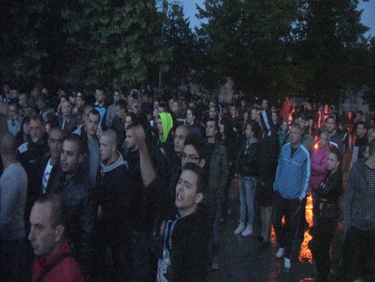 Във вторник вечерта напрежението ескалира, когато множеството наобиколи циганската махала с викове “Българи юнаци!”. Снимки: Ваньо Стоилов
