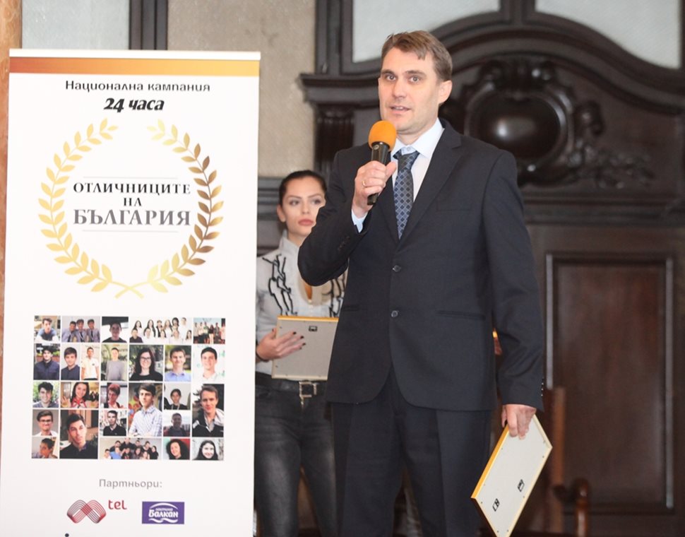 ИВАЙЛО УШАГЕЛОВ, директор на СМГ, получи награда за училище с най-много отличници