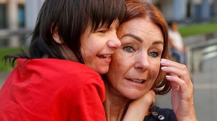 12-годишният Били гушка своята майка след дългата борба да му осигури лечение с канабис.  СНИМКА: РОЙТЕРС