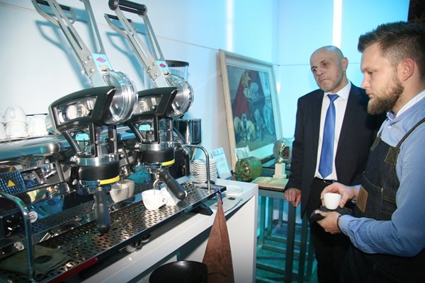 Томислав Дончев разглежда рядката кафе-машина, която прави божествено кафе. Снимки: Евгени Цветков