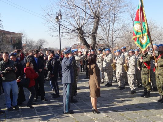 Шефката на парламента поздрави военните в Пловдив.