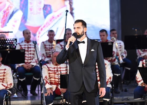 Арх. Пламен Пламенов Мирянов се включи в концерта и като рецитатор.