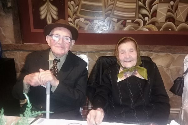 Баба Мария Мирчева и дядо Съби Гичев от севлиевското село Сенник бяха родени през декември 1919 година, миналия декември отпразнуваха заедно стогодишния си юбилей. 
