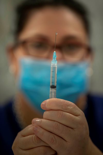 Защо от COVID боледуват и ваксинирани