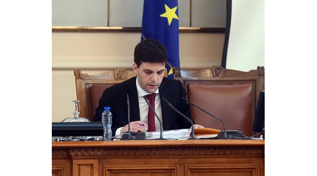 Решението за промяна в правилата за гласуване бе обявено от шефа на НС Никола Минчев при старта на заседанието в сряда сутринта.

СНИМКИ: ВЕЛИСЛАВ НИКОЛОВ