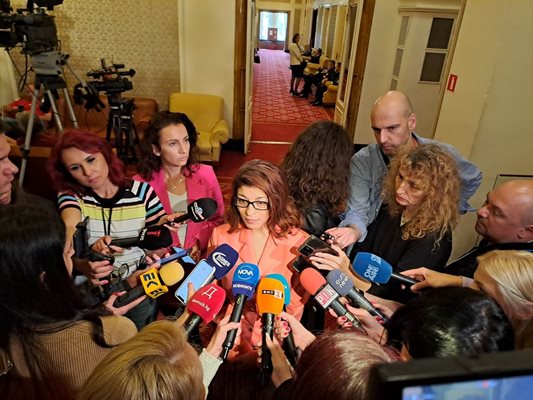 Десислава Атанасова говори с журналисти в парламентарните кулоари