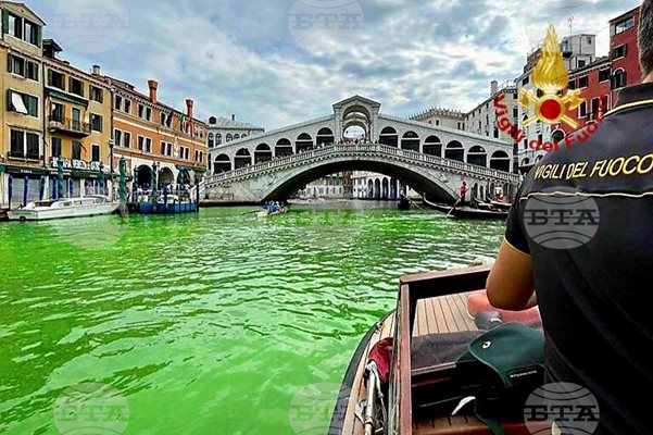 Канале гранде във Венеция беше оцветен със зелена флуоресцентна боя и на 28 май 2023 г. Снимка:Vigili Del Fuoco via AP