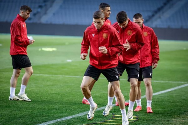 Кирил Десподов и останалите "лъвове" тренират на стадион "Тофик Бахрамов"